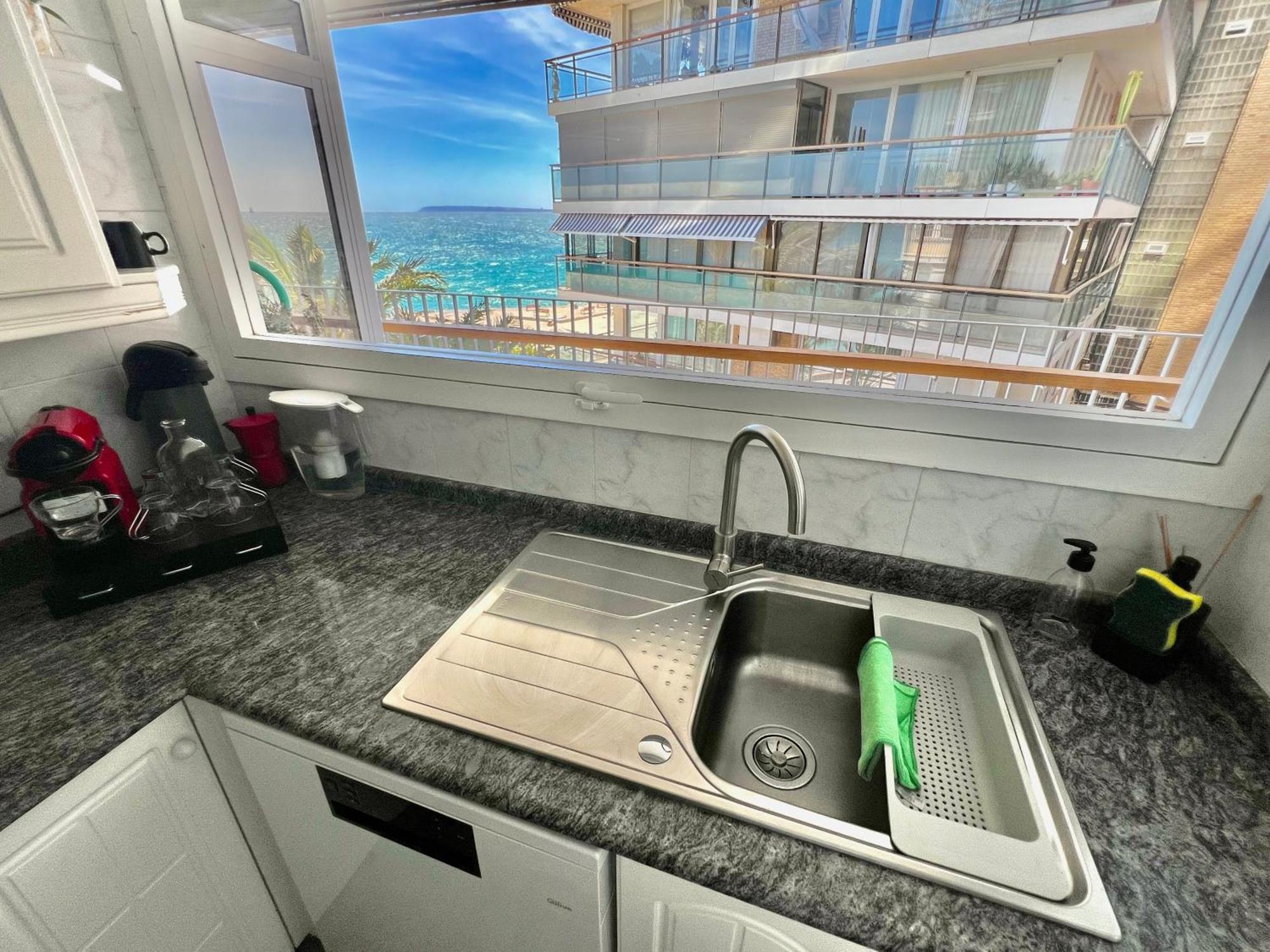 Apartment 3br - Beachfront Balcony Haven