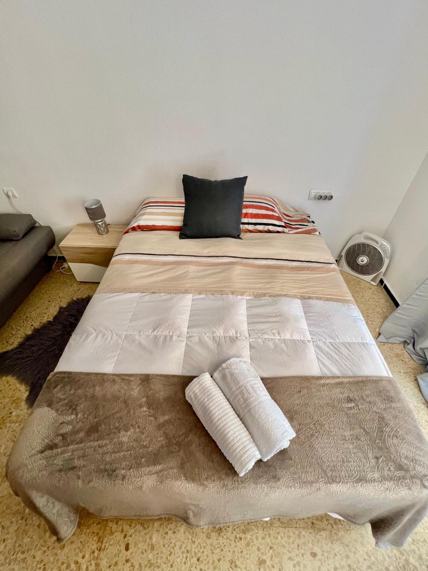 Apartamento 3br - Beachfront Balcony Haven *