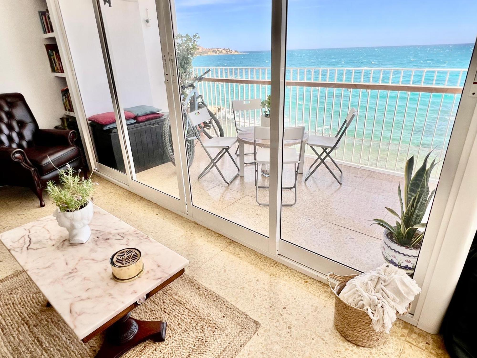 Apartamento 3br - Beachfront Balcony Haven