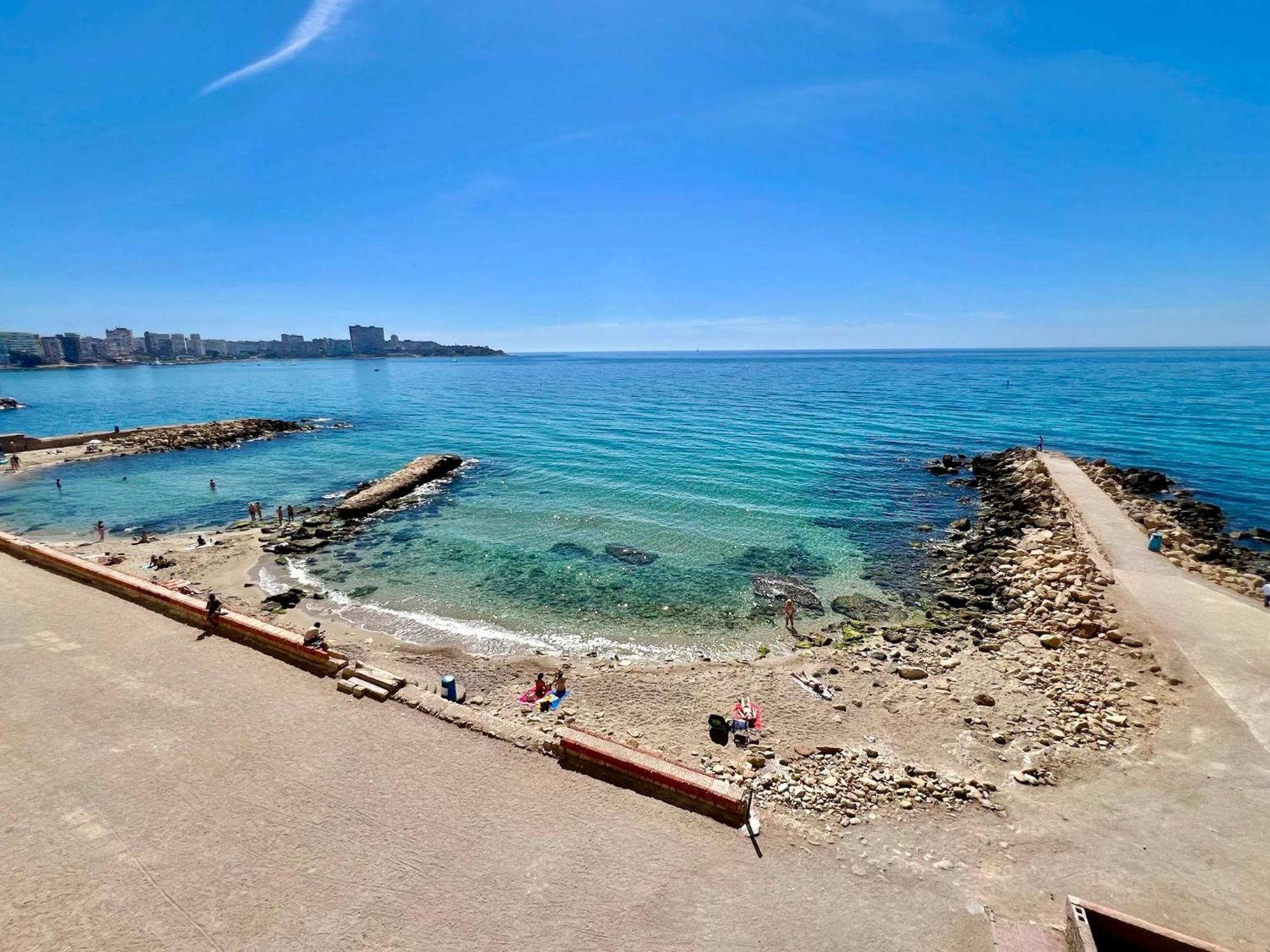 Apartment 3br - Beachfront Balcony Haven