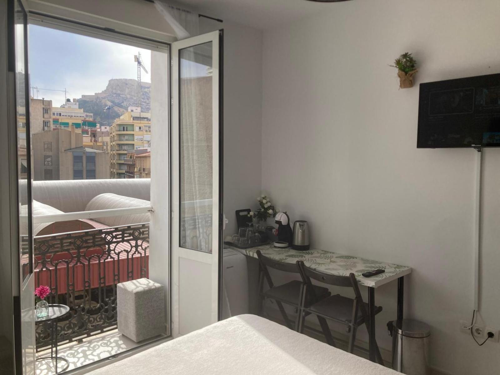 With Private Bathroom And Balcony Nearby The Mercado Central, Center And Alicante