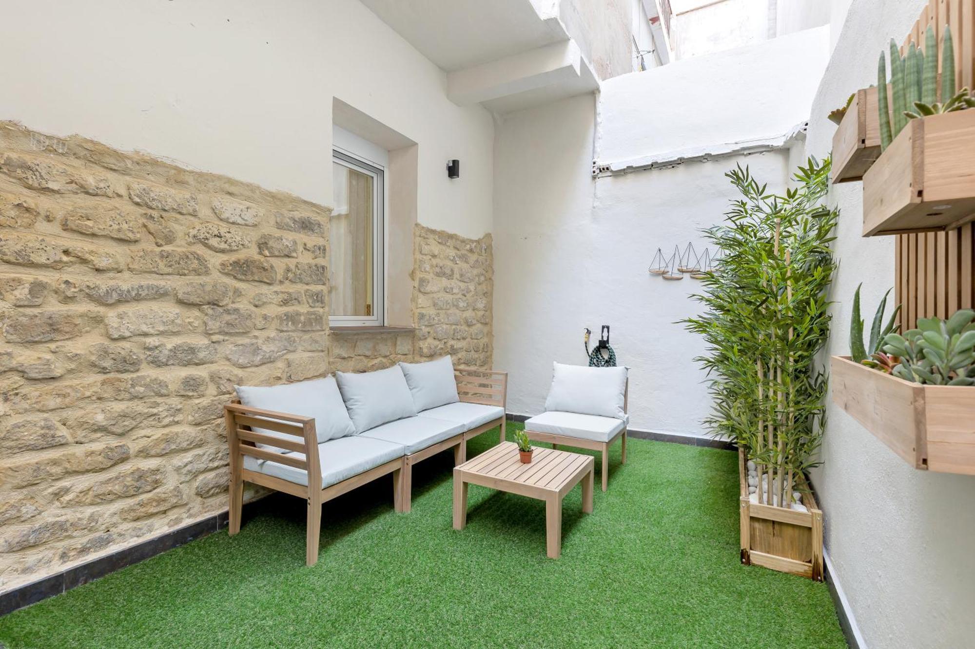 Modern With Patio In Apartamento Alicante