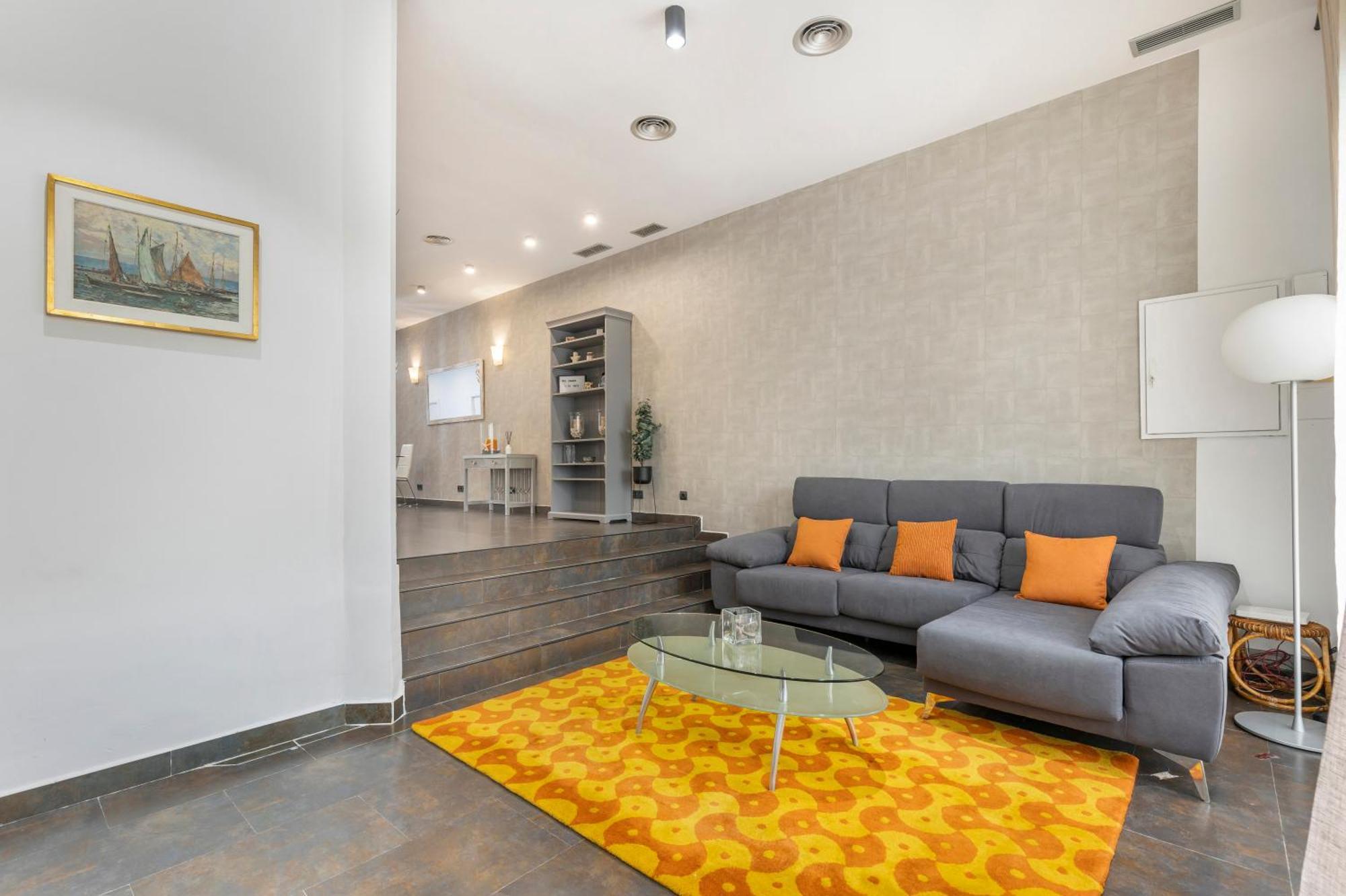 Modern With Patio In Apartamento Alicante