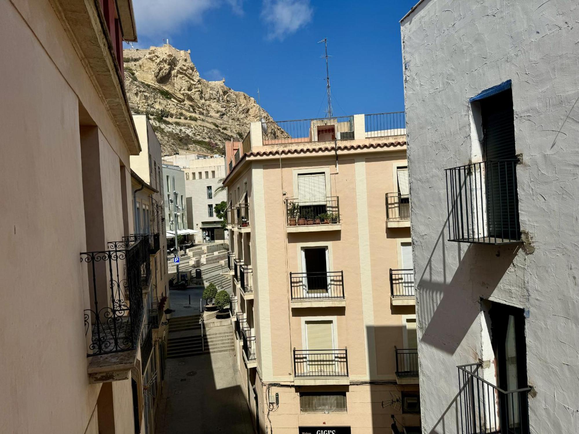 Modern Charm In Barrio Alicante