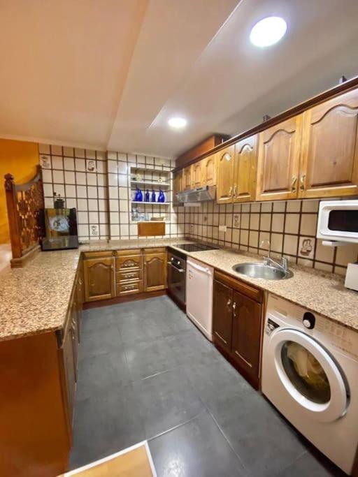 Apartamento Apto Al Lado De La Playa, 1 Dormitorio, Parking *
