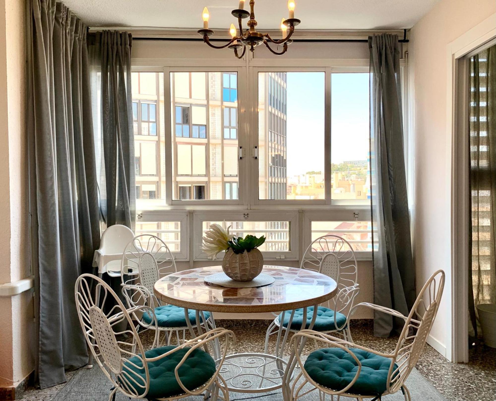 Centrally-located, Spacious Flat At Historic Centre & Short Walk To Apartment