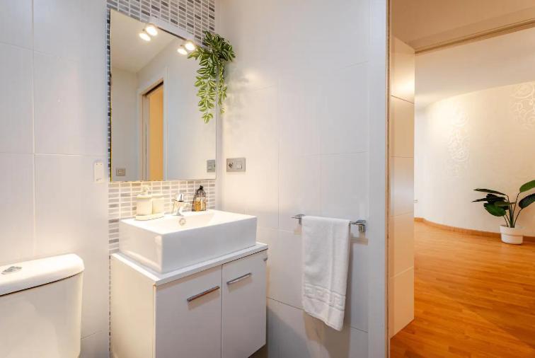 New Refurbished! 4 Minutes Walking To The Apartamento