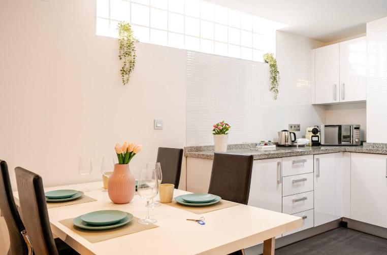 New Refurbished! 4 Minutes Walking To The Apartamento Alicante