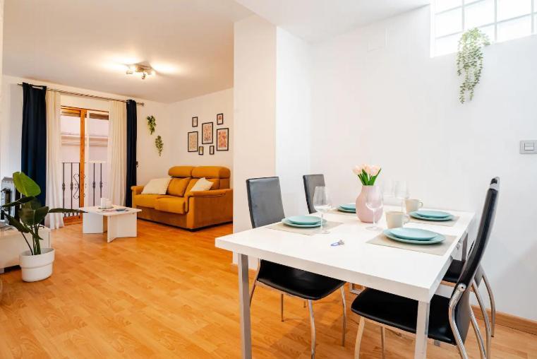 New Refurbished! 4 Minutes Walking To The Apartamento *