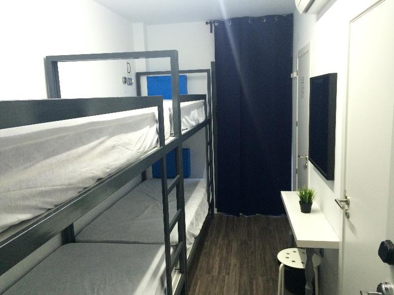 Chameleon Youth Hostel *