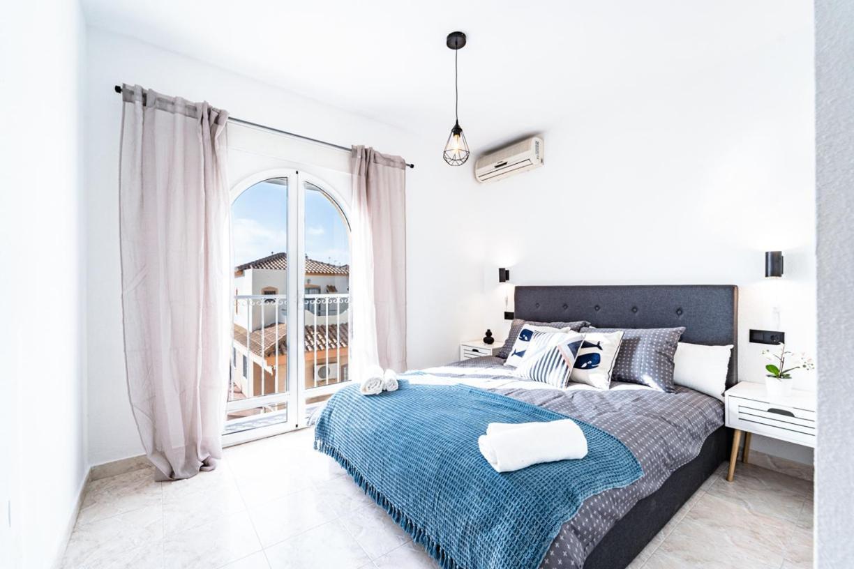 Сasa de vacaciones Renovated Townhouse - Rooftop, Garden & Stunning Views Alicante