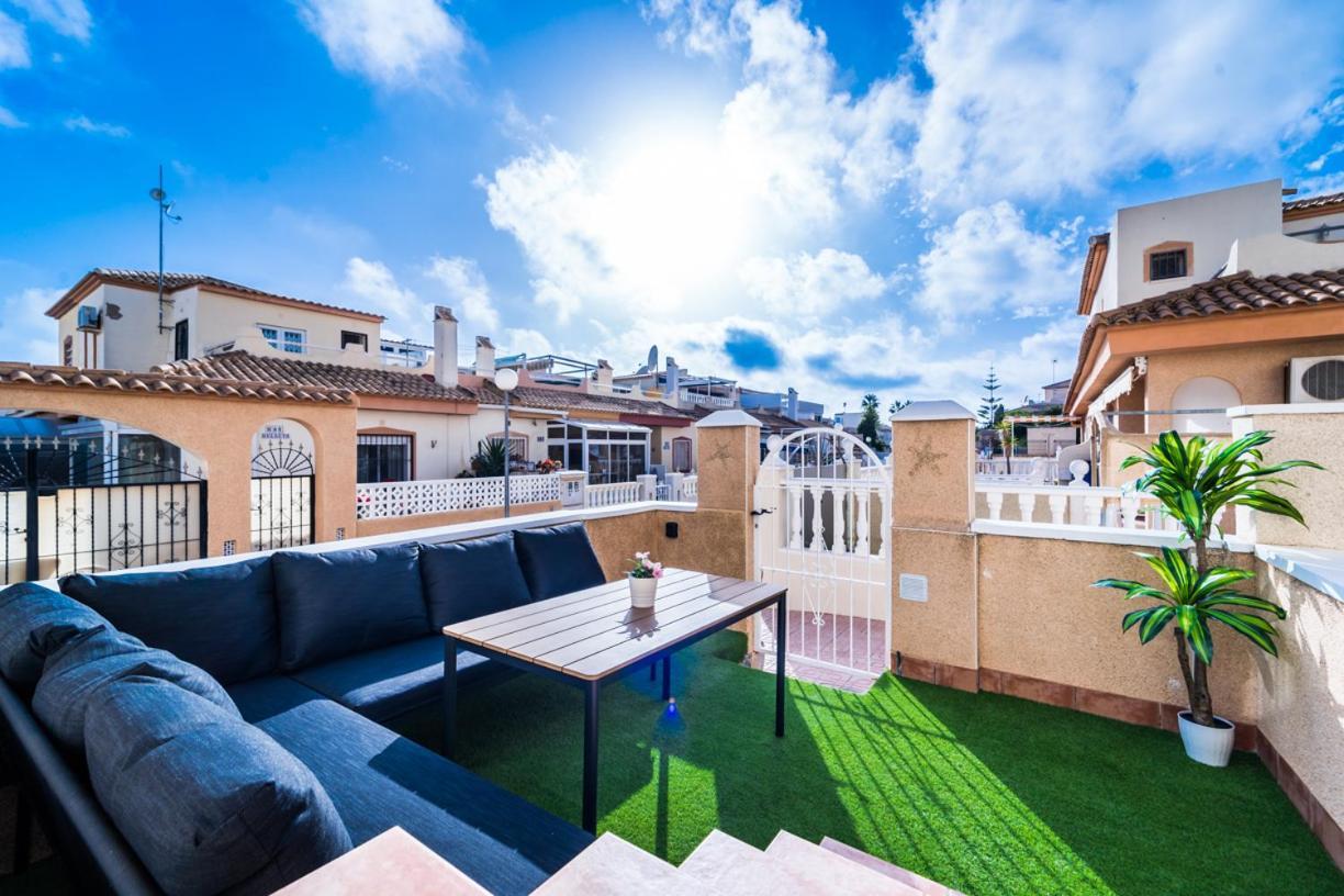 Сasa de vacaciones Renovated Townhouse - Rooftop, Garden & Stunning Views Alicante