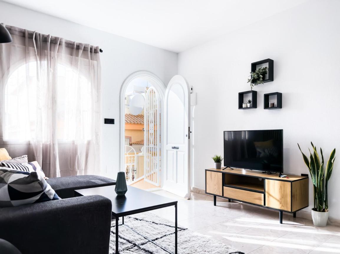Renovated Townhouse - Rooftop, Garden & Stunning Views Сasa de vacaciones *