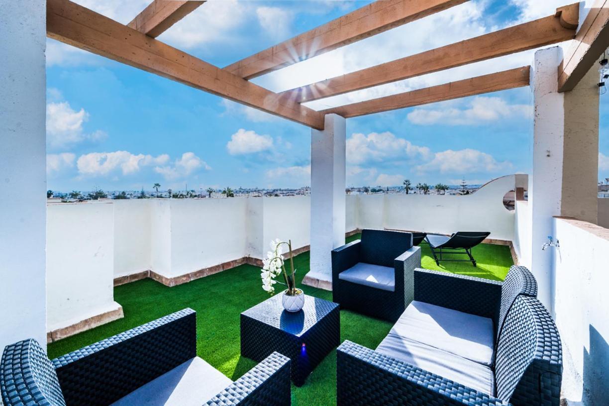 Renovated Townhouse - Rooftop, Garden & Stunning Views Сasa de vacaciones *