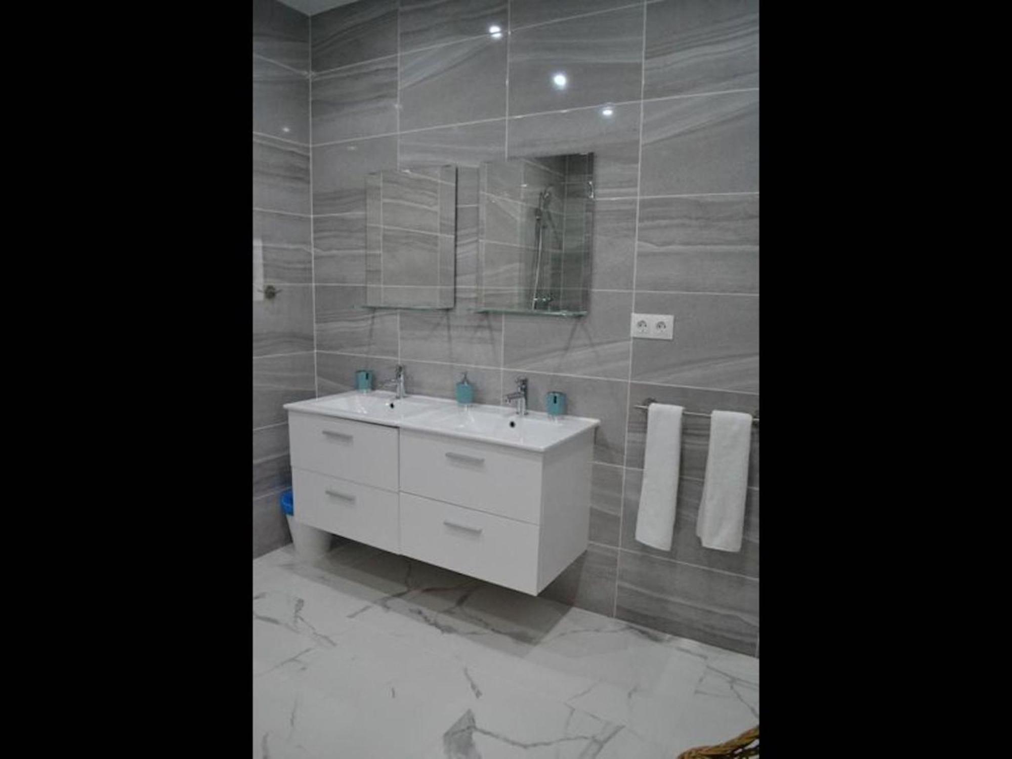 Exceptional Fully Refurbished With Stunning Bathroom 1 Bed Apartamento *