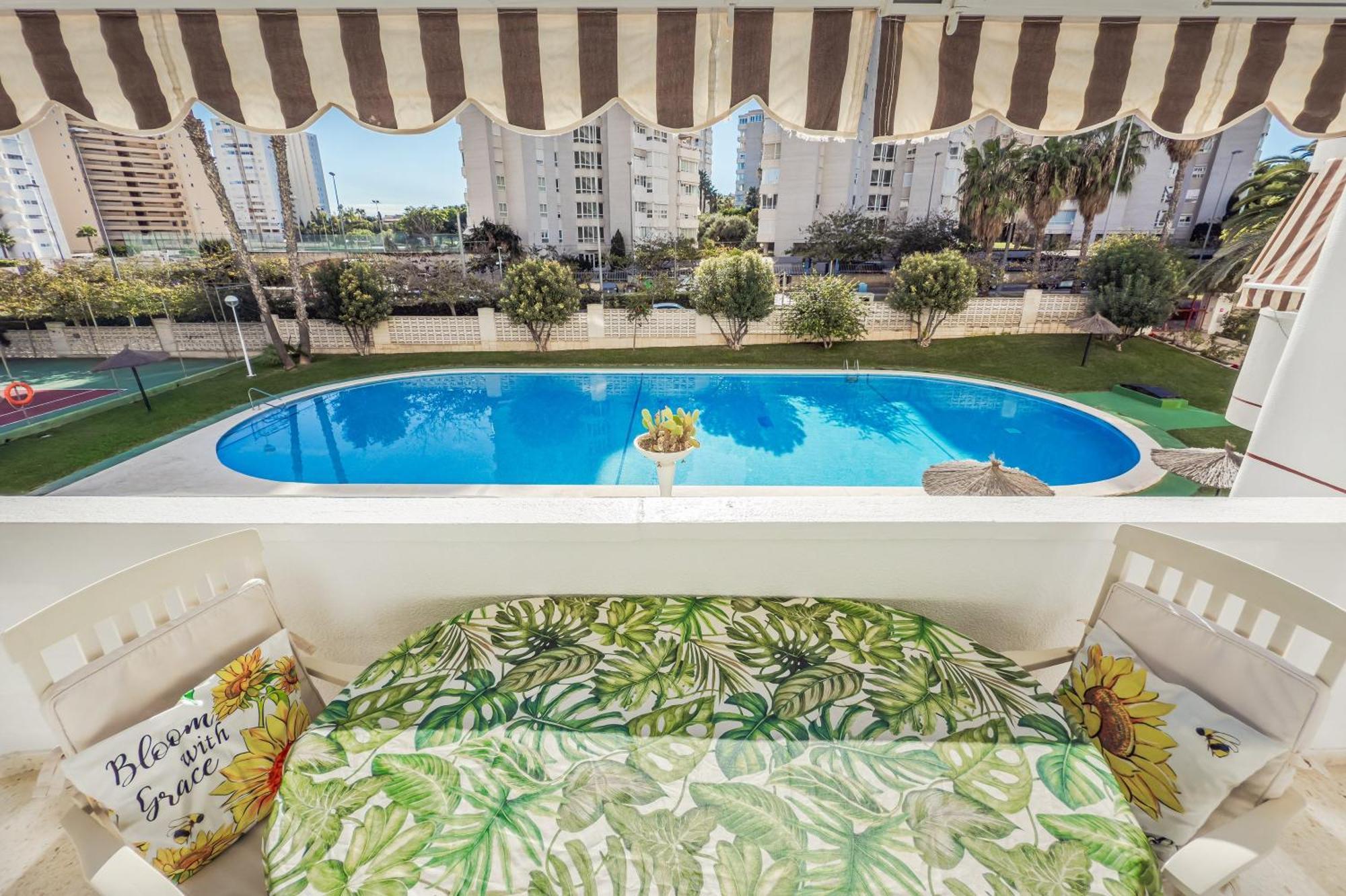 New Charming By The With Swimming Pool, Parking & Tennis Court *
