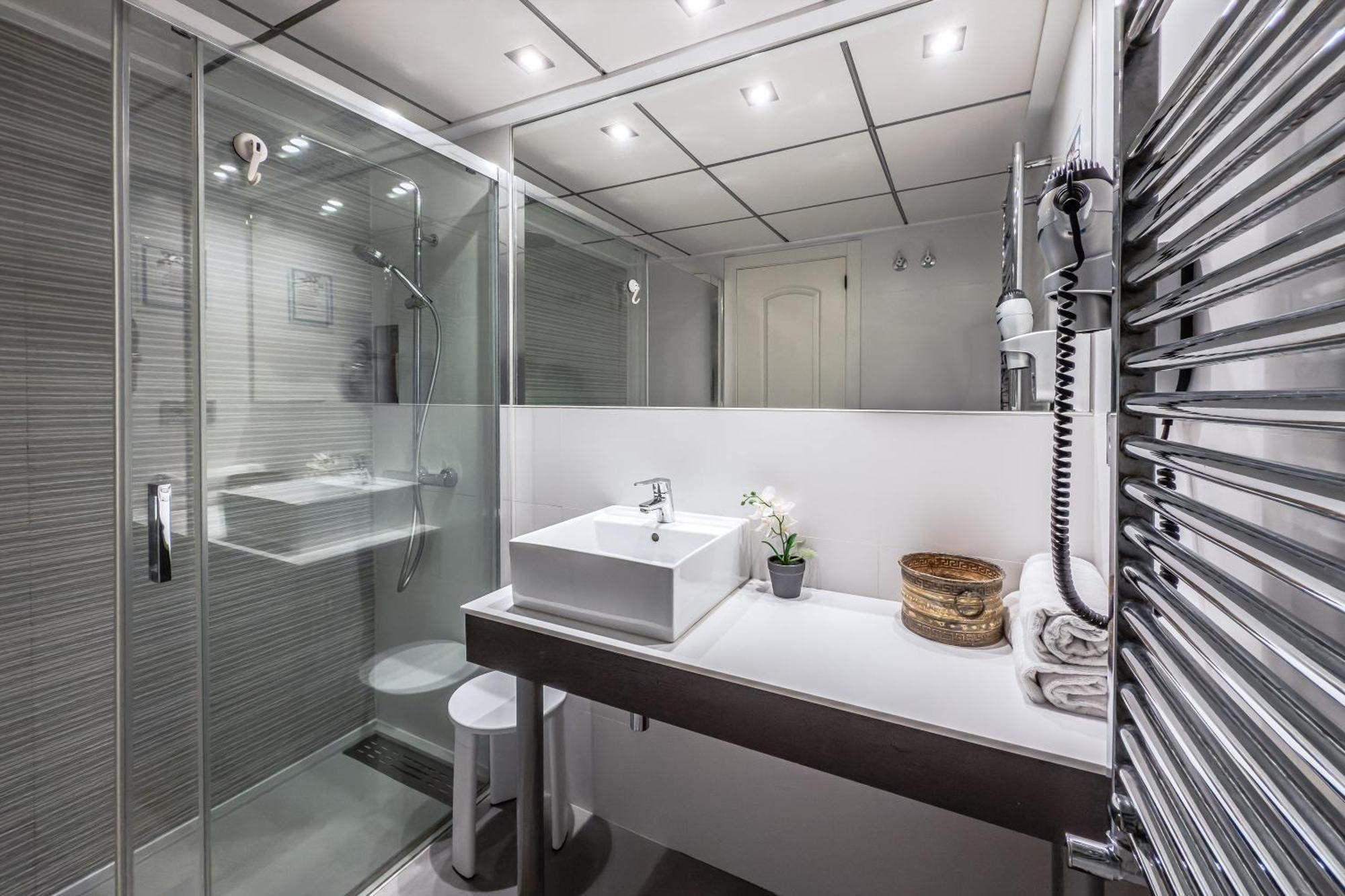 New Charming By The With Swimming Pool, Parking & Tennis Court Alicante