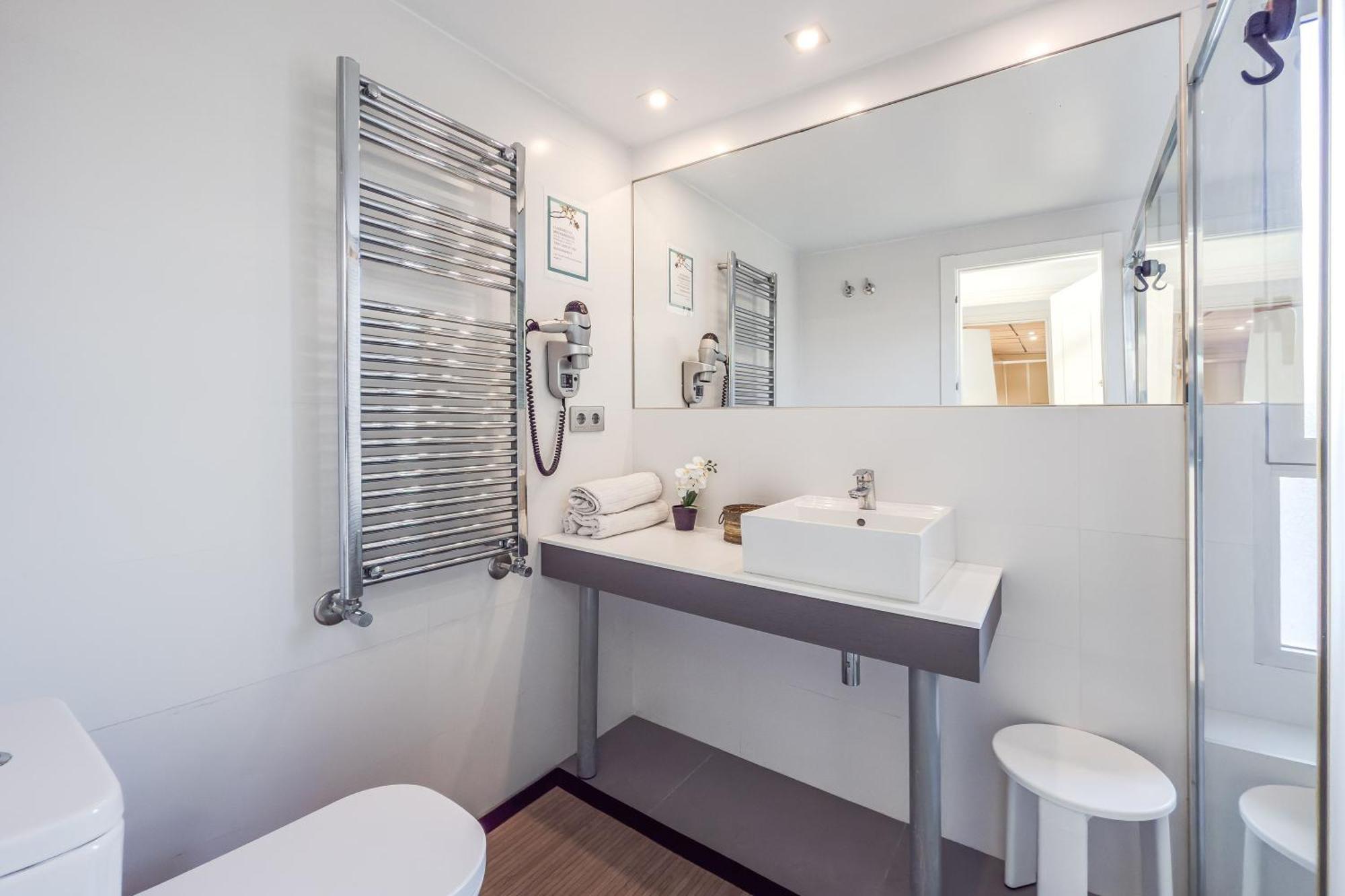 New Charming By The With Swimming Pool, Parking & Tennis Court Apartamento Alicante