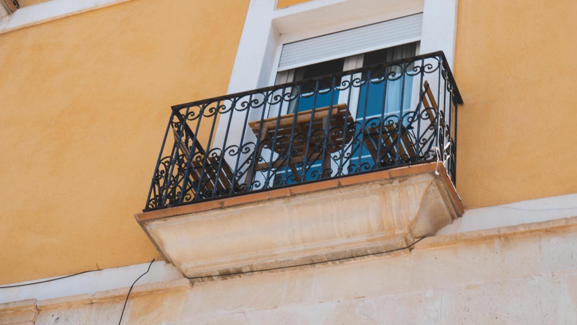 Edificio Amarillo En El Barrio Apartment Alicante