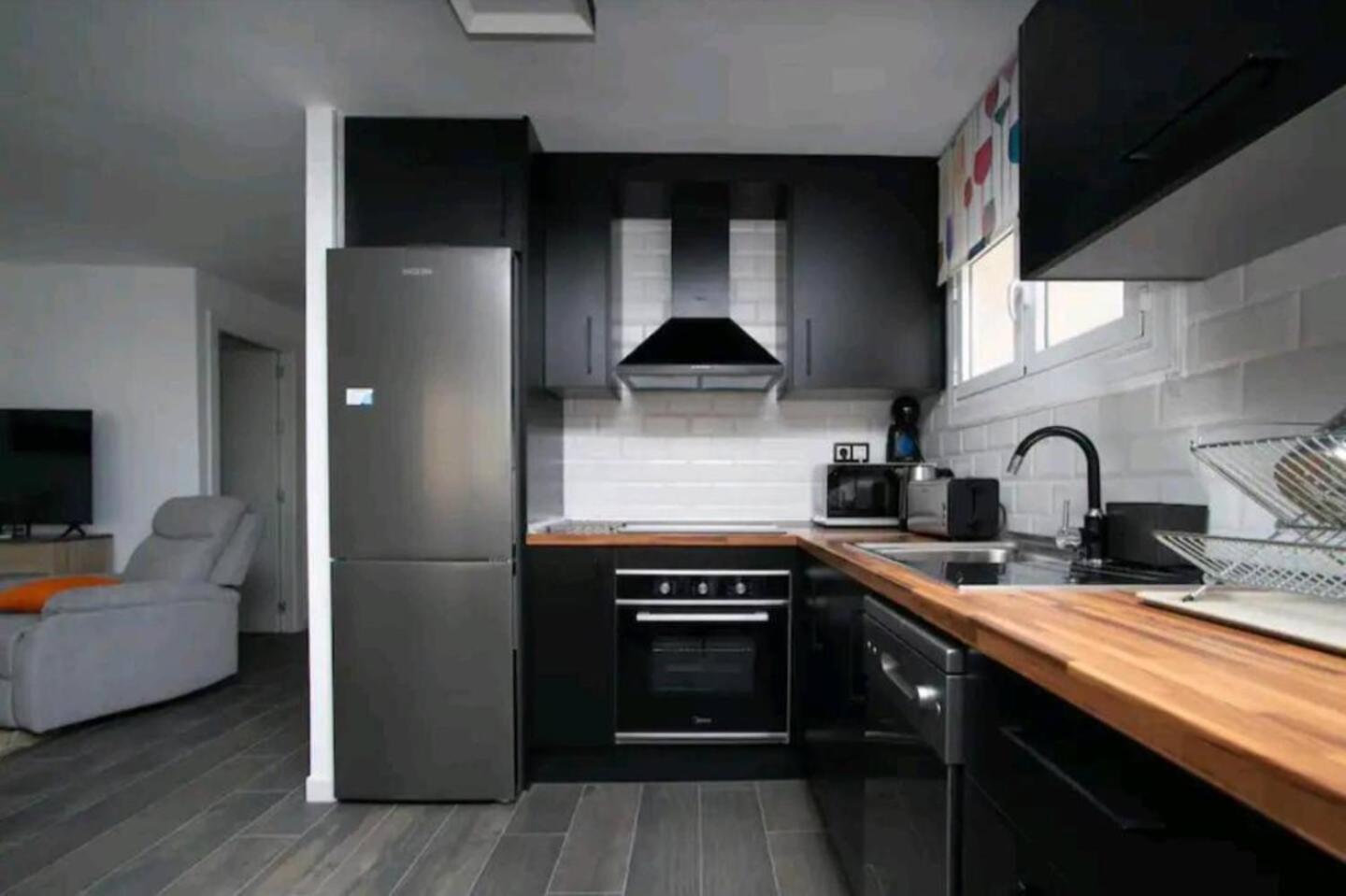 Apartamento Stylish & Fully Furnished 3 Bedrooms Flat -4 Min Walk To Beautiful *
