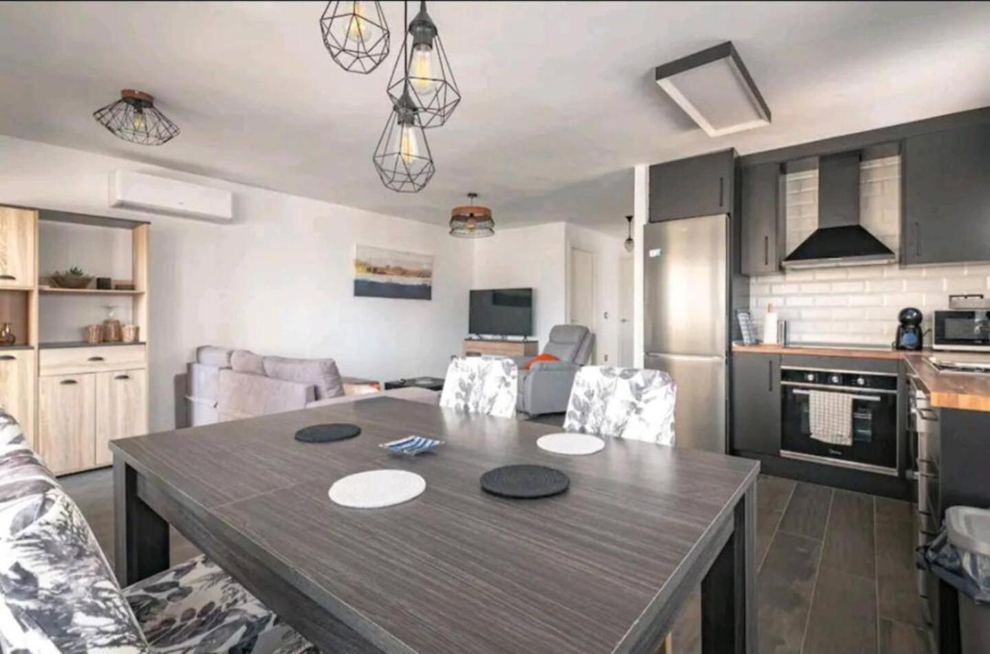 Stylish & Fully Furnished 3 Bedrooms Flat -4 Min Walk To Beautiful Apartamento Alicante