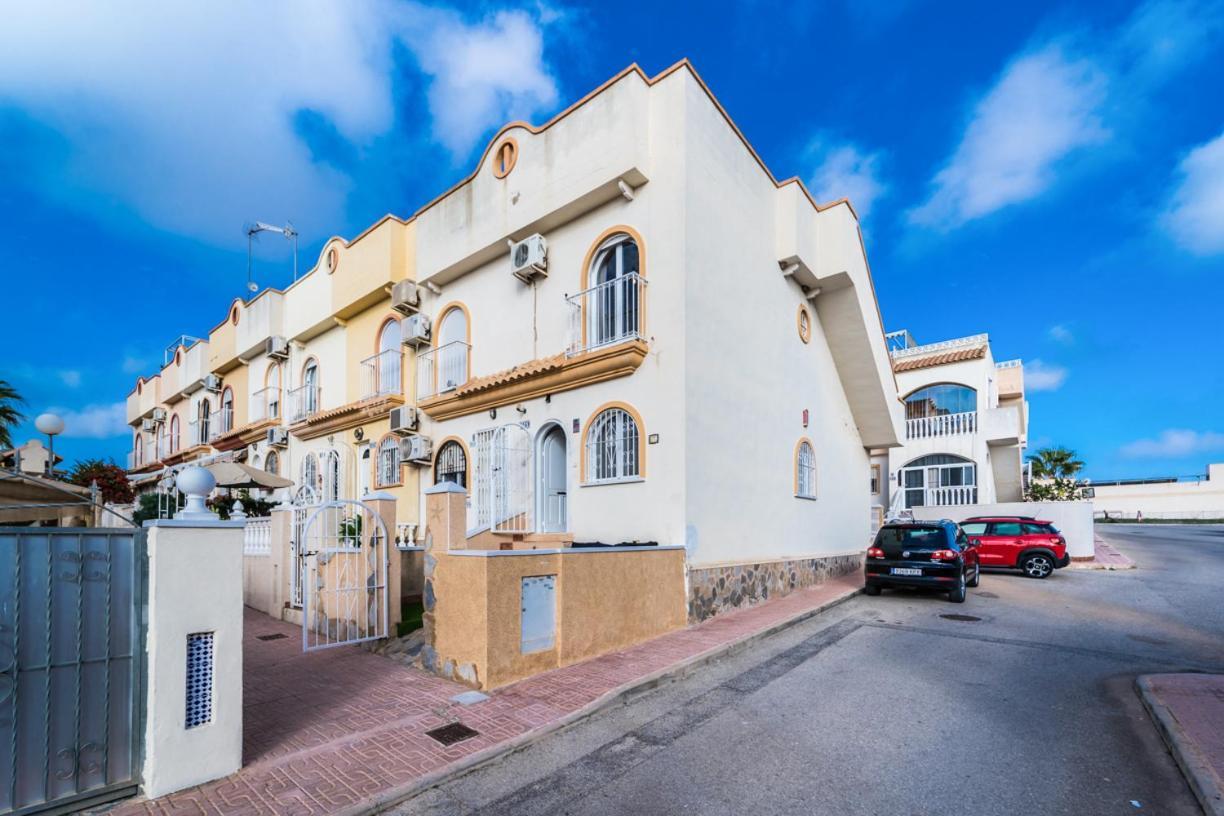 Сasa de vacaciones Renovated Townhouse - Rooftop, Garden & Stunning Views Alicante