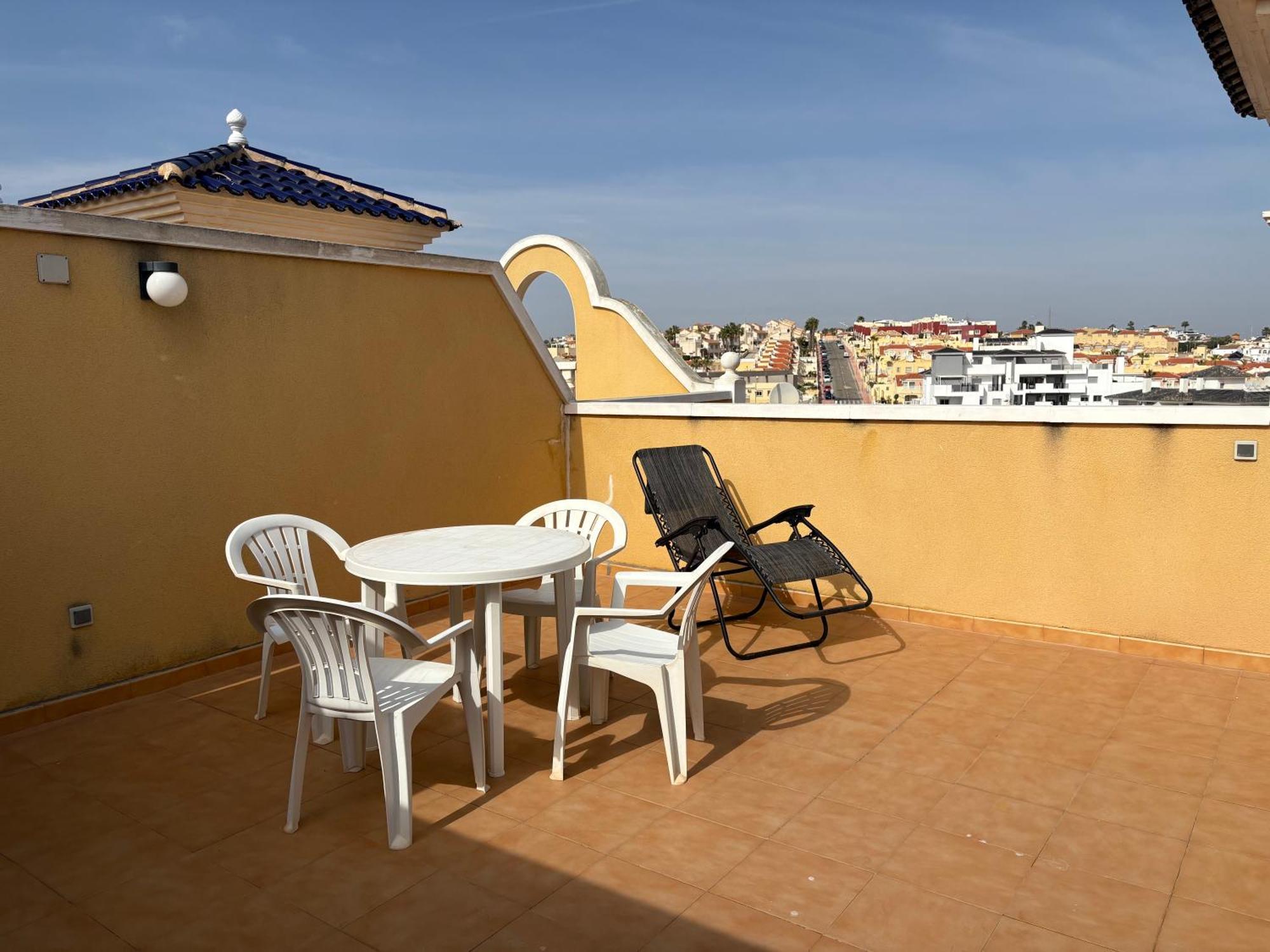 Floor Spacious With Roof Terrace *