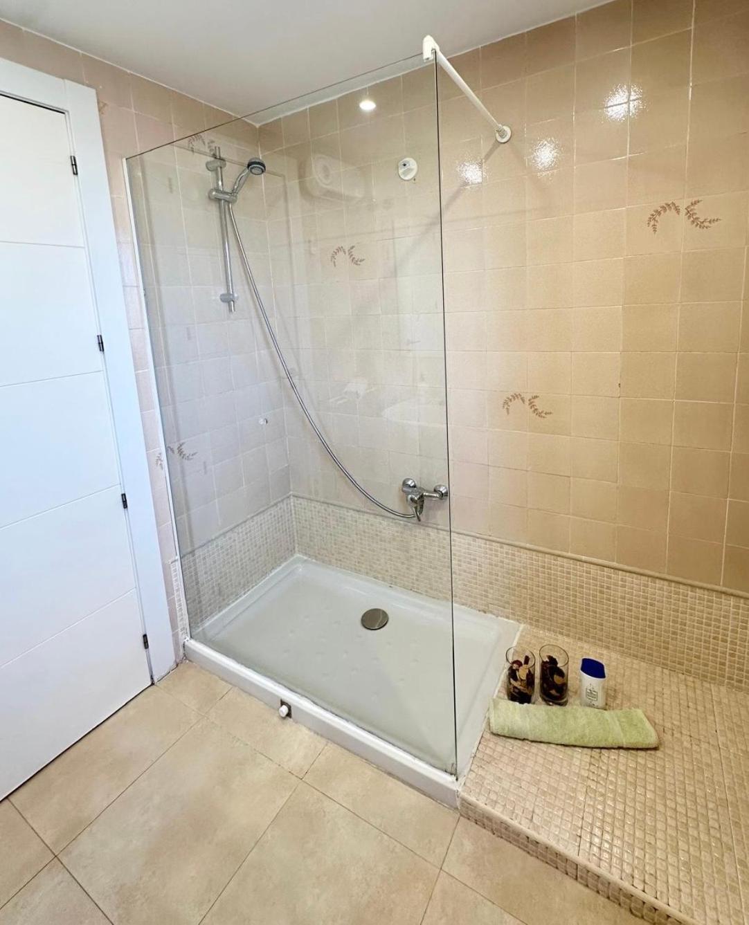 Gran Apartamento, Aire Acondicionado, Piscina Y Parking Gratuito Apartamento *