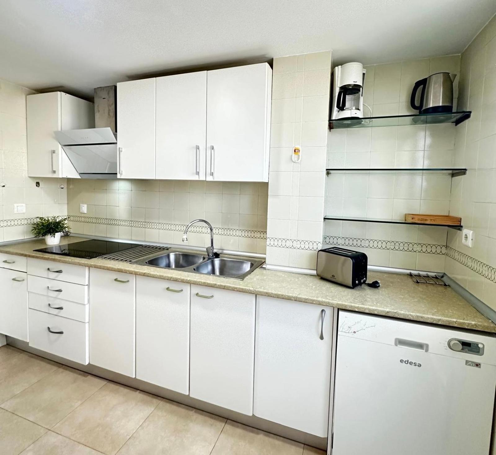Gran Apartamento, Aire Acondicionado, Piscina Y Parking Gratuito Apartamento *