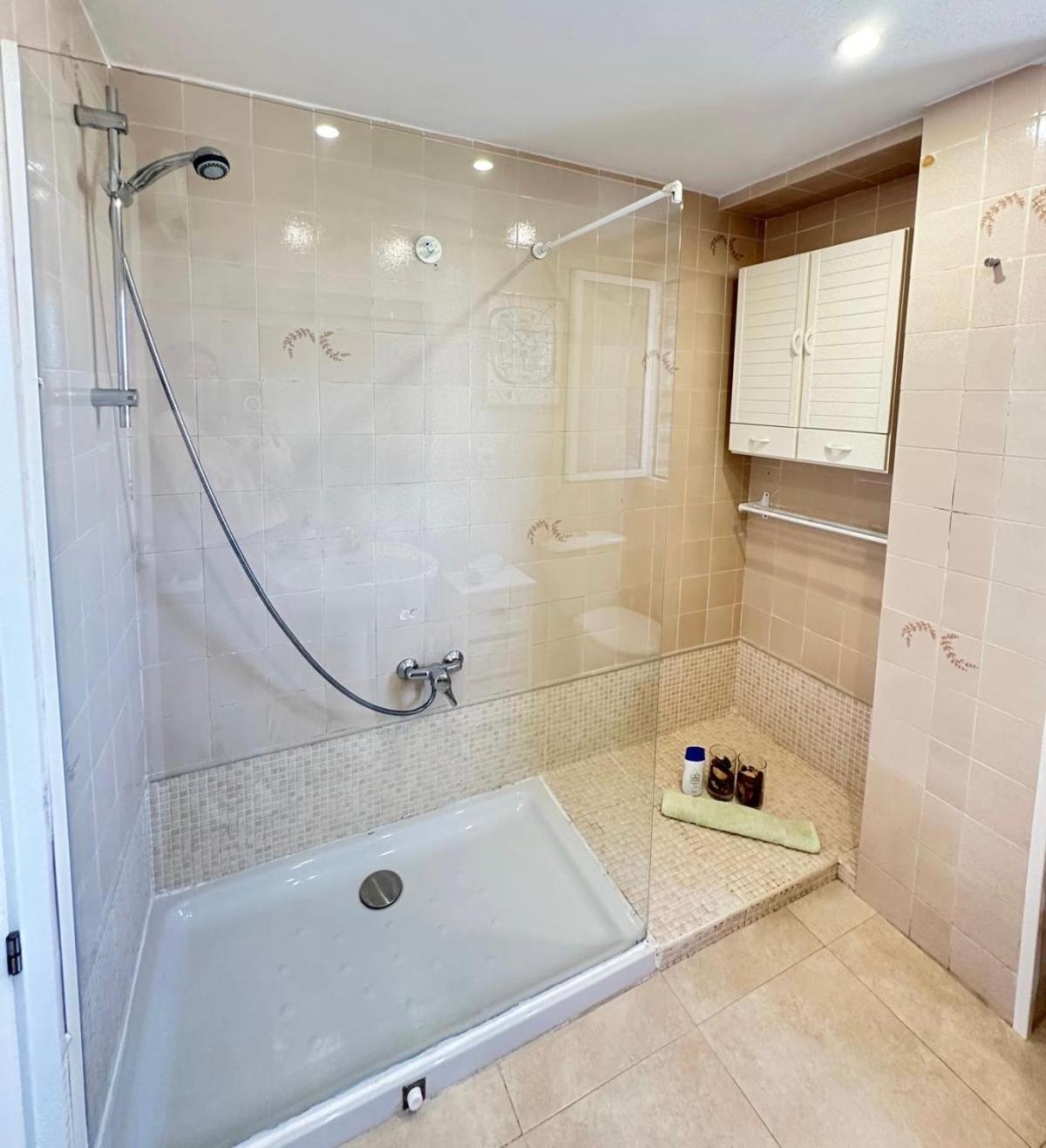 Gran Apartamento, Aire Acondicionado, Piscina Y Parking Gratuito Apartamento