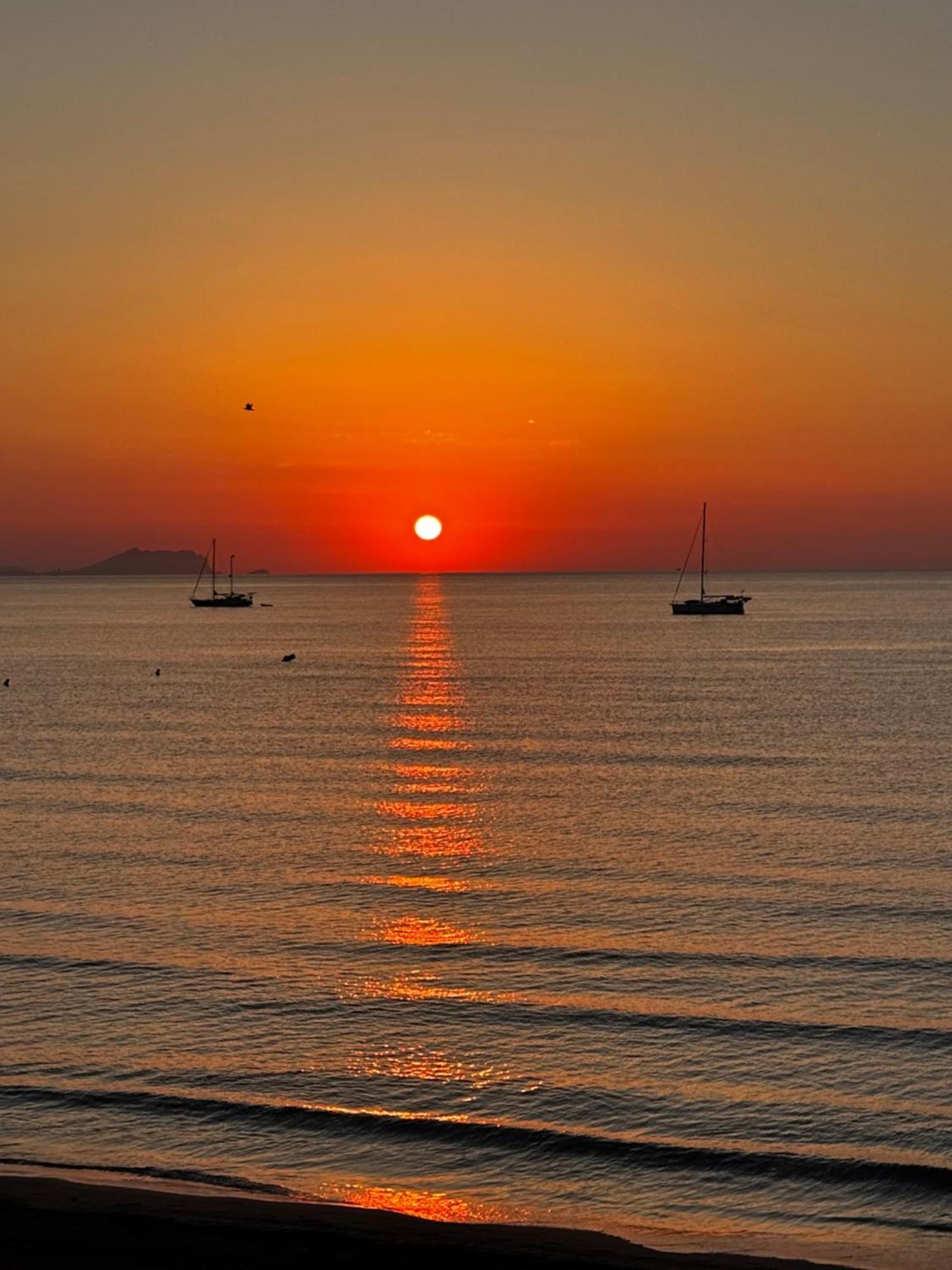 Excepcional Amanecer Al Borde De Playa Y Mar, En Roquetes Alicante