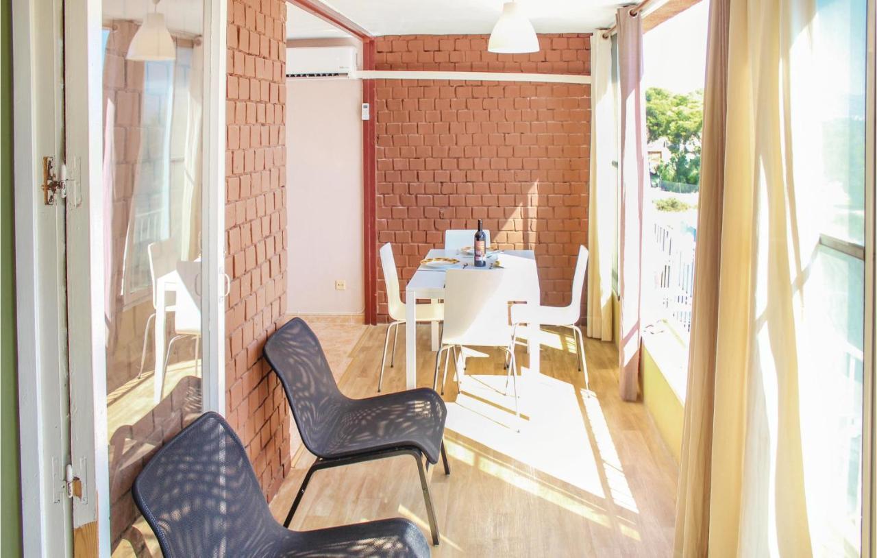 2 Bedroom Pet Friendly In Apartment *