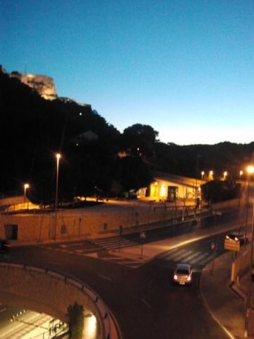 Con Encanto Junto Al Postiguet Y Castillo