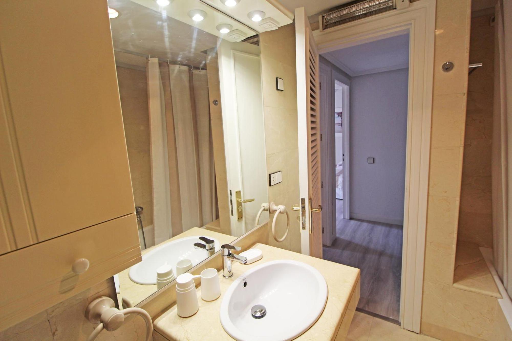 Castle Views. Terrace. Design Style. Ac. Wifi. Refurbished. Supercentric.
