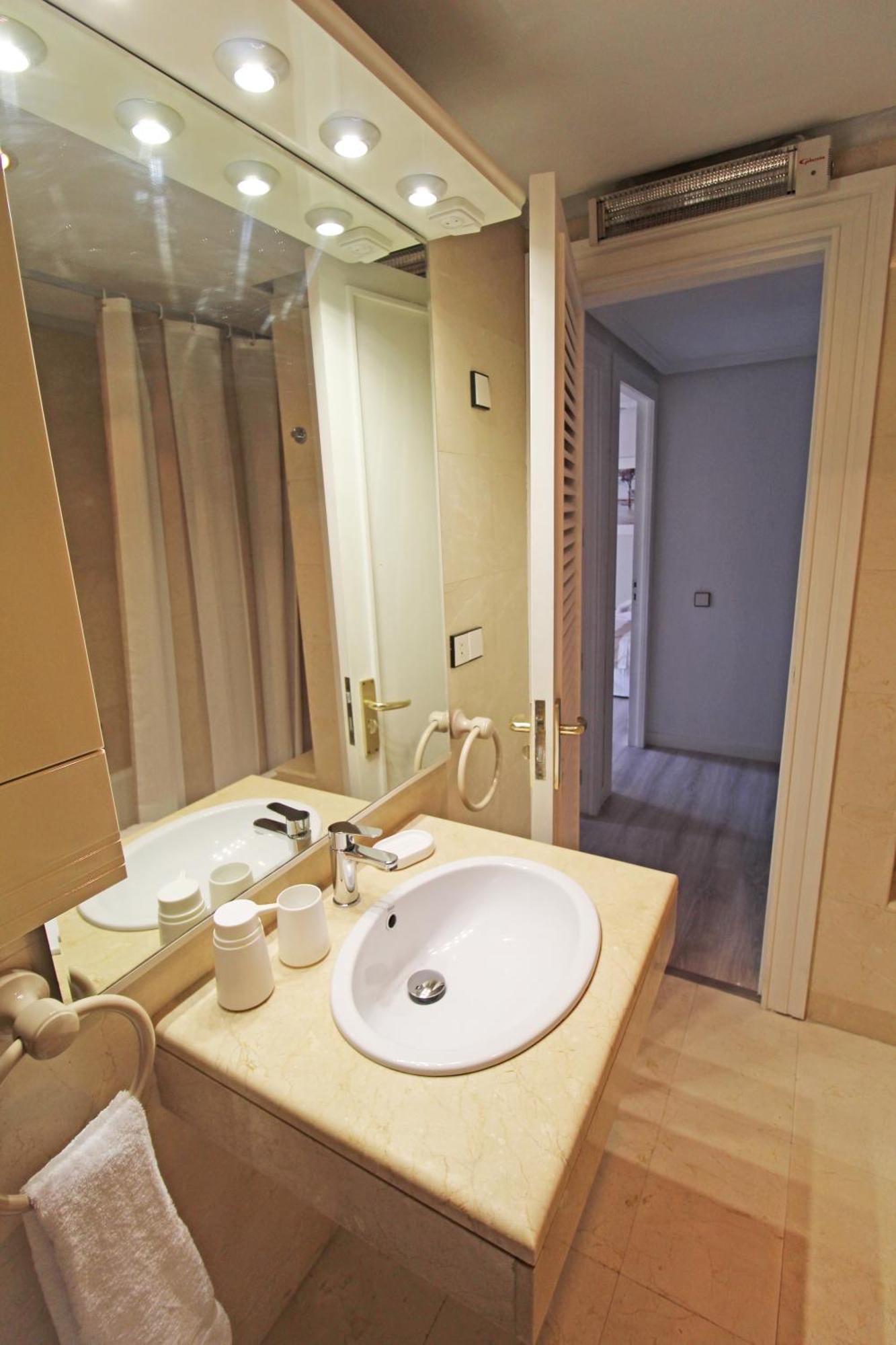 Castle Views. Terrace. Design Style. Ac. Wifi. Refurbished. Supercentric. *