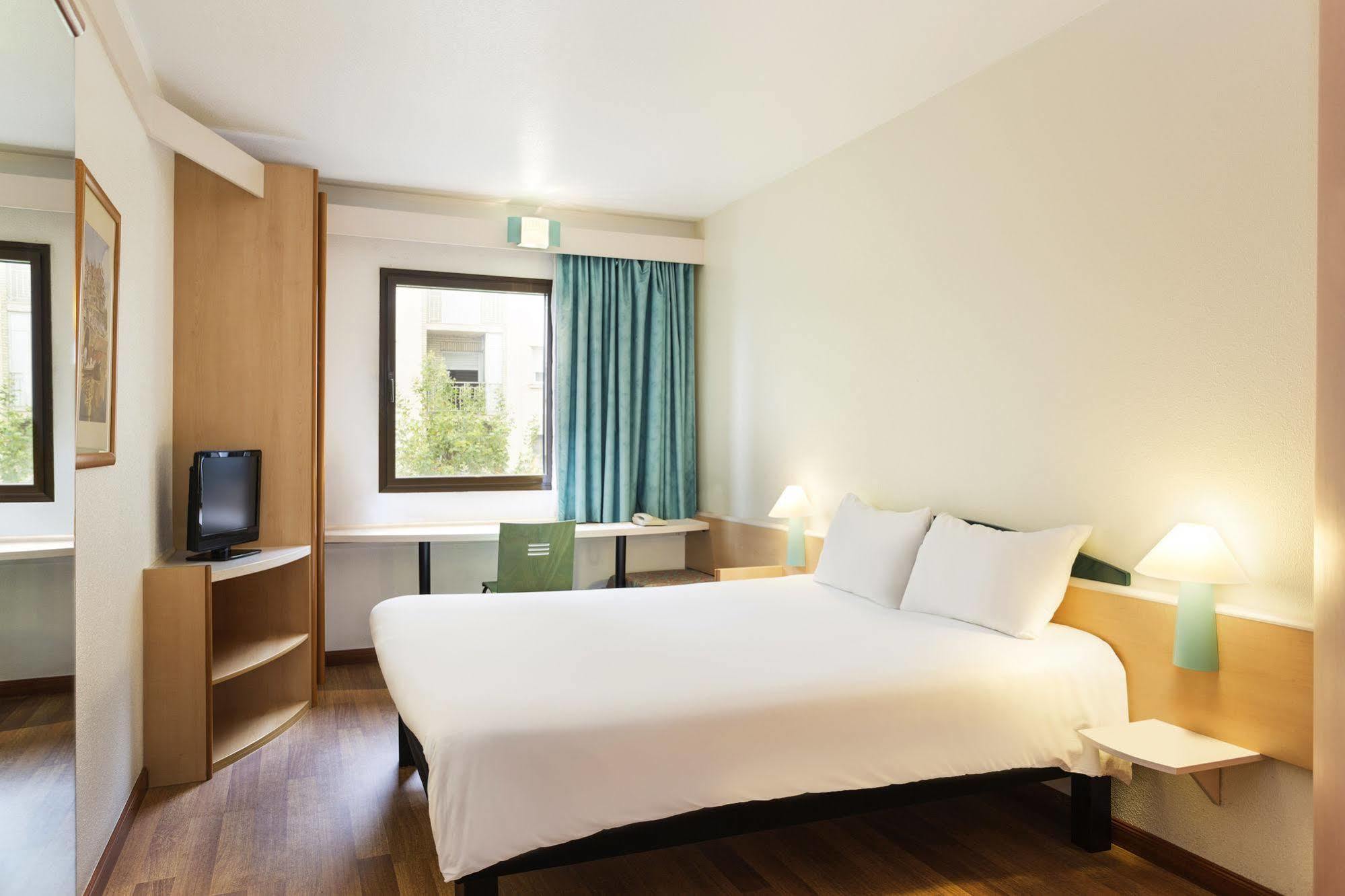 Ibis Hotel *