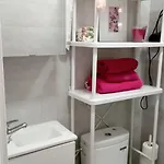 Habitación con baño privado en piso familiar