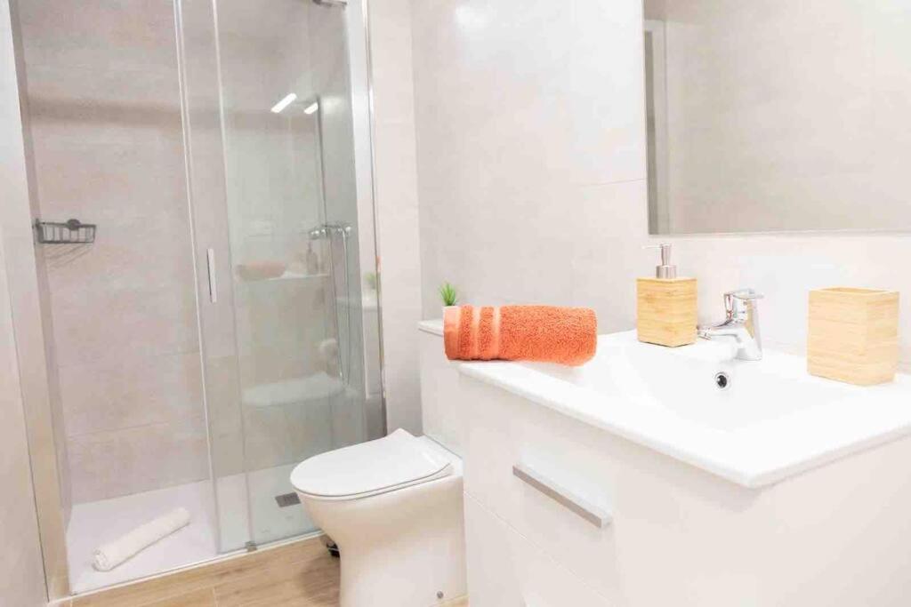 Modern And New 3 Beds, 2 Bath,ac Apartment *