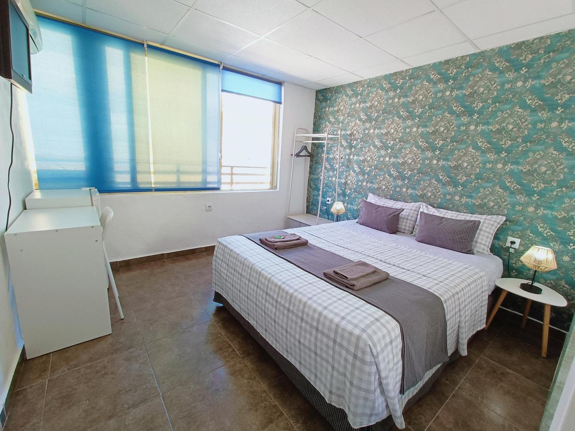 Gloria Host House *