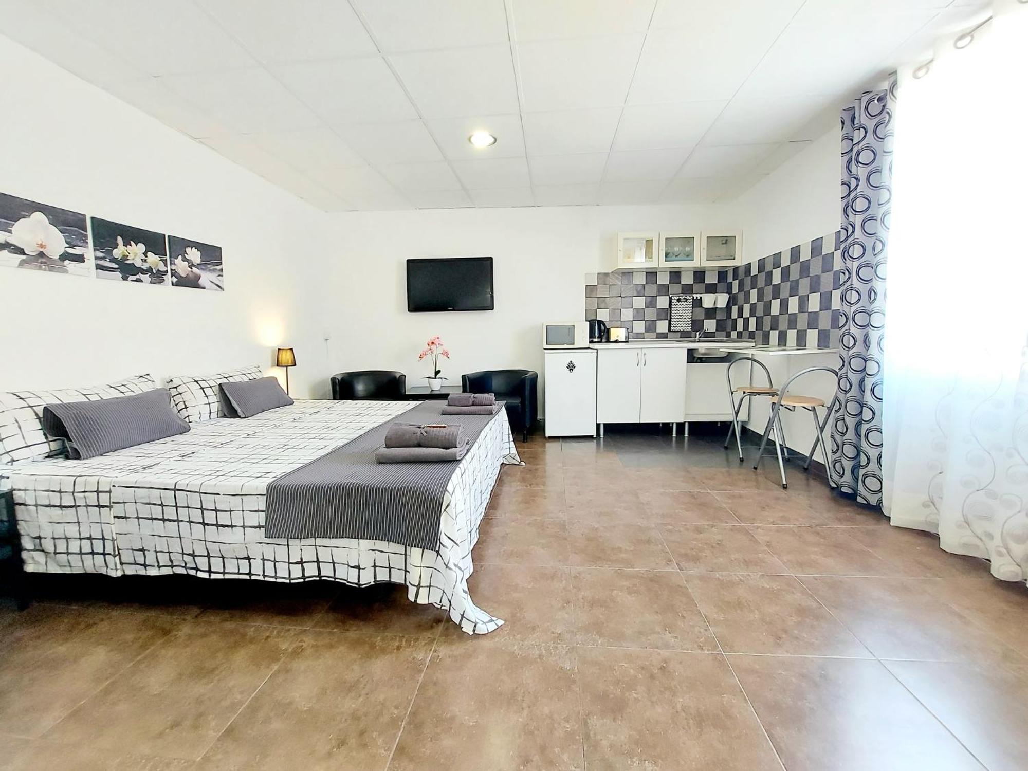 Gloria Host House *